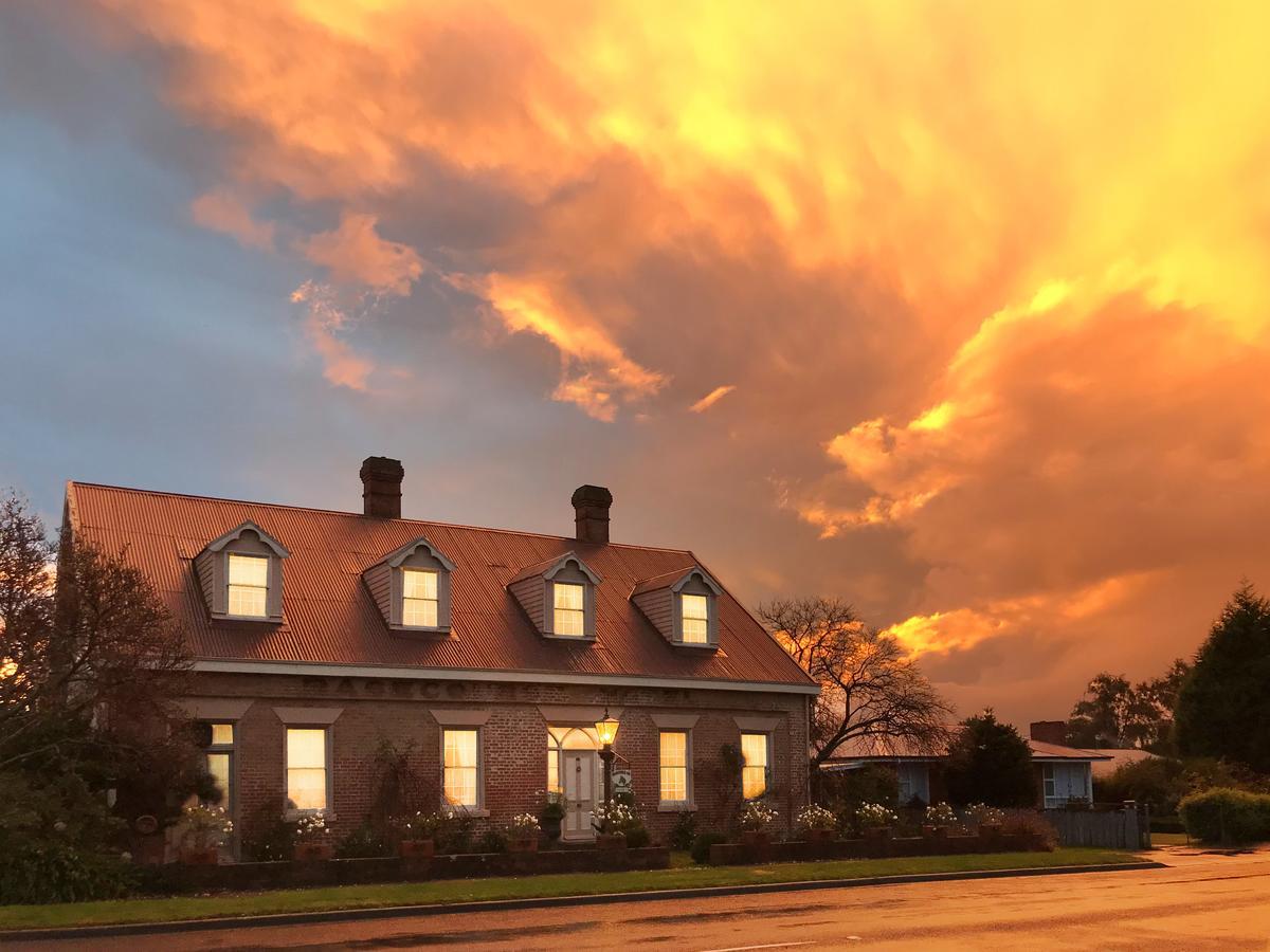 The Racecourse Inn Longford Экстерьер фото