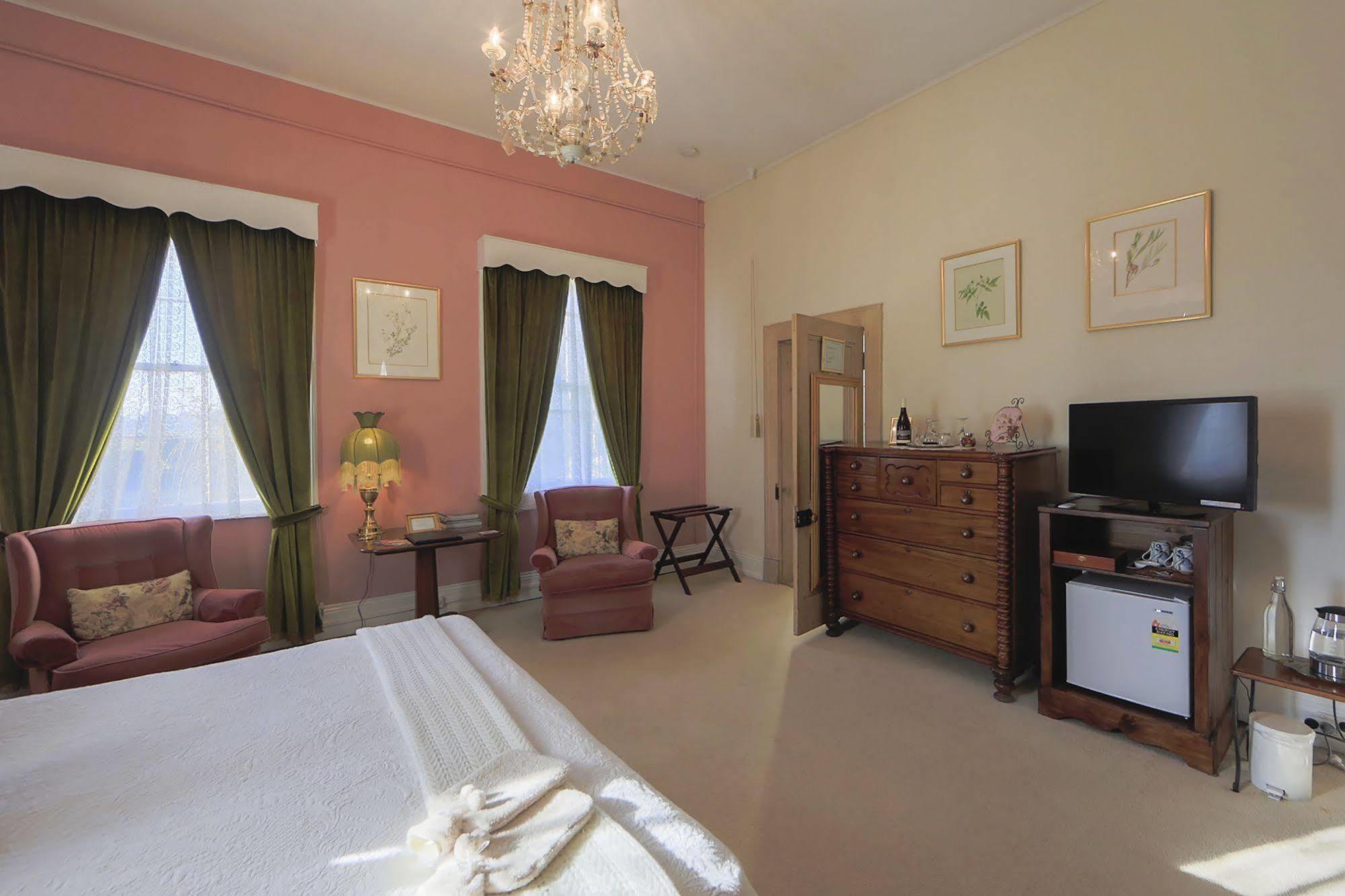 The Racecourse Inn Longford Экстерьер фото